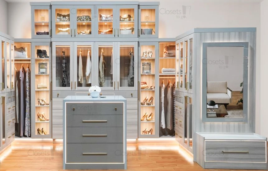 An image of a Showroom Luxury Closet - Sarek Ash - Warm Alpaca