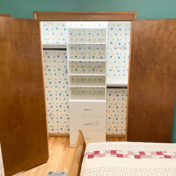 An image of a Reach In Closet with Dots - Oxford White slide 4